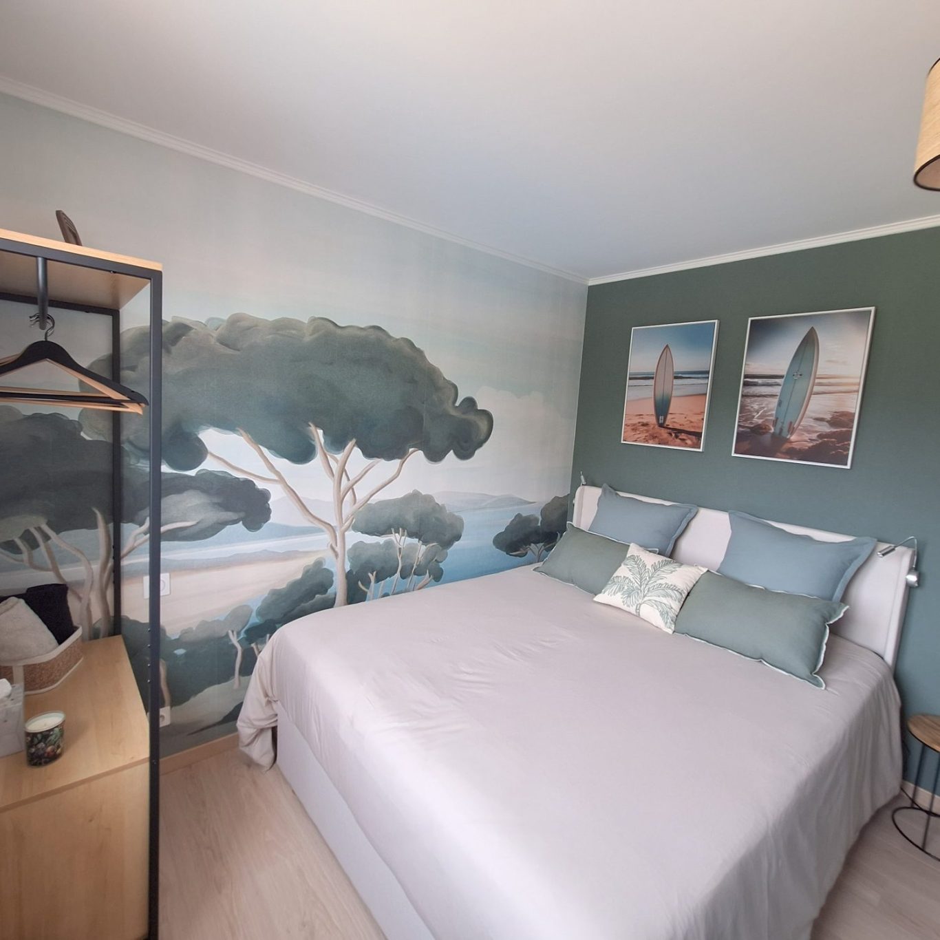 La chambre Veillon Dans un décor bord de mer,
découvrez cette chambre avec salle de bain attenante, lit de 160 et vue sur la piscine et le jardin.