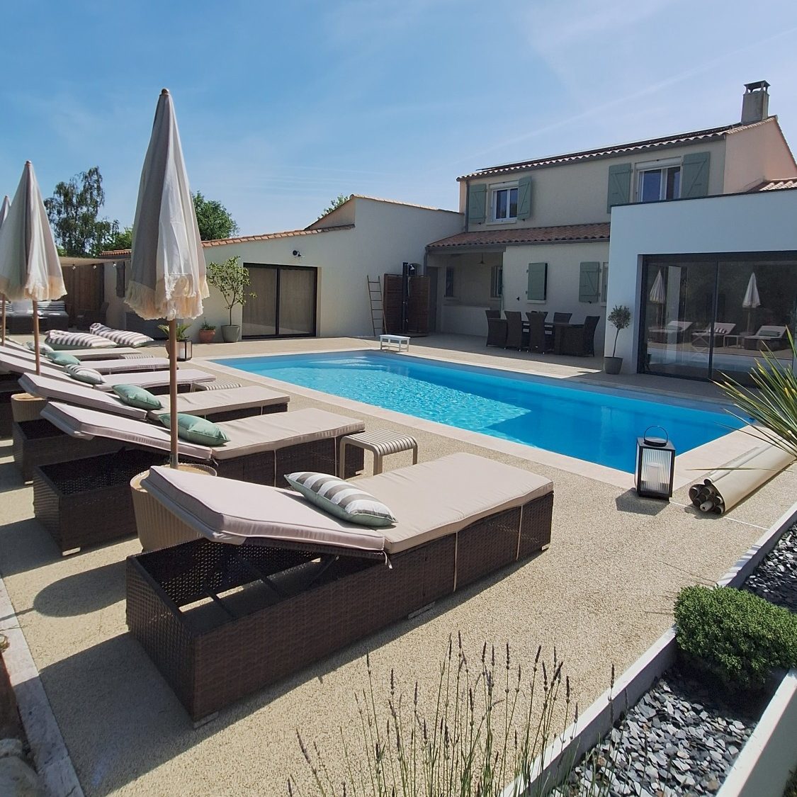 Coin terrasse avec piscine et douche