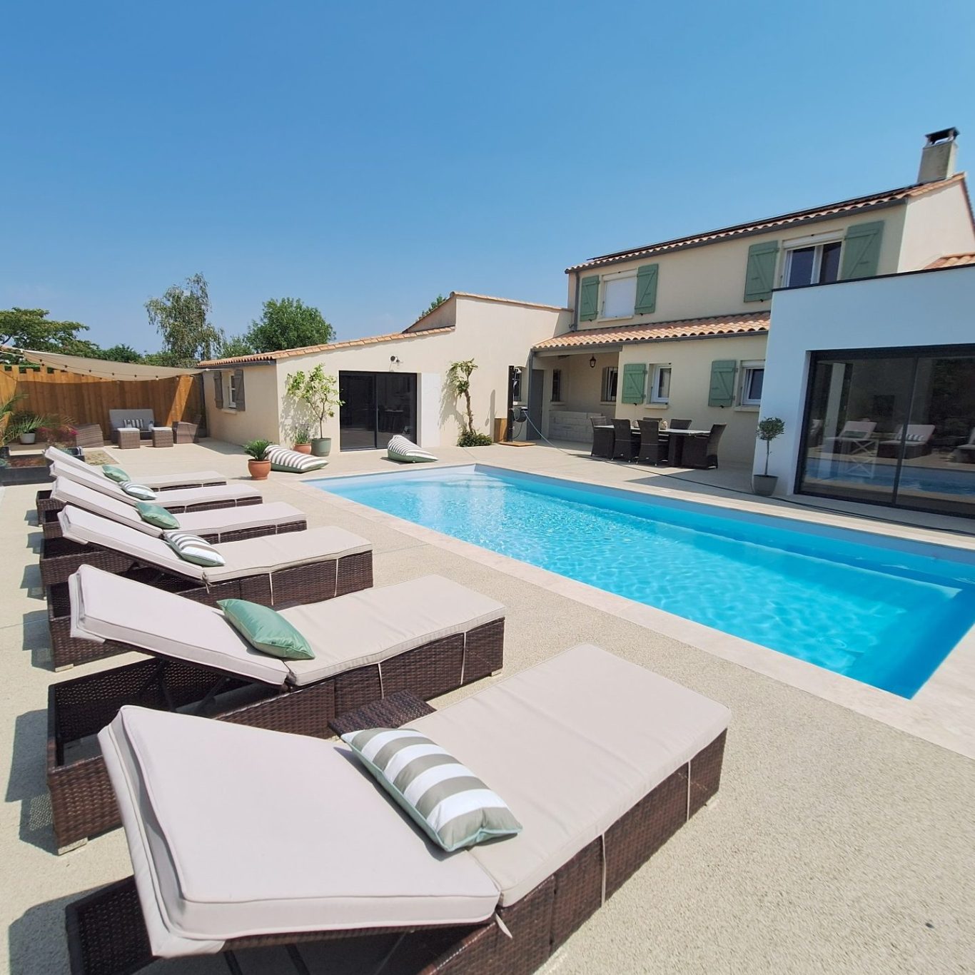 Coin terrasse avec piscine et douche