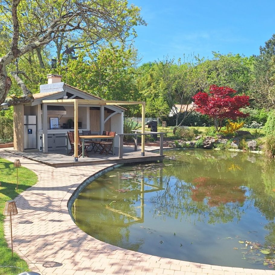 Cuisine d'été autour du bassin
