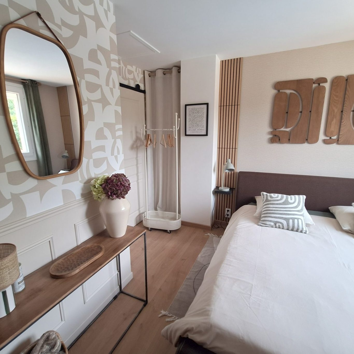 La chambre Payré Chambre lumineuse avec salle de bain attenante, avec un lit de 160, un espace bureau, vue sur jardin et piscine